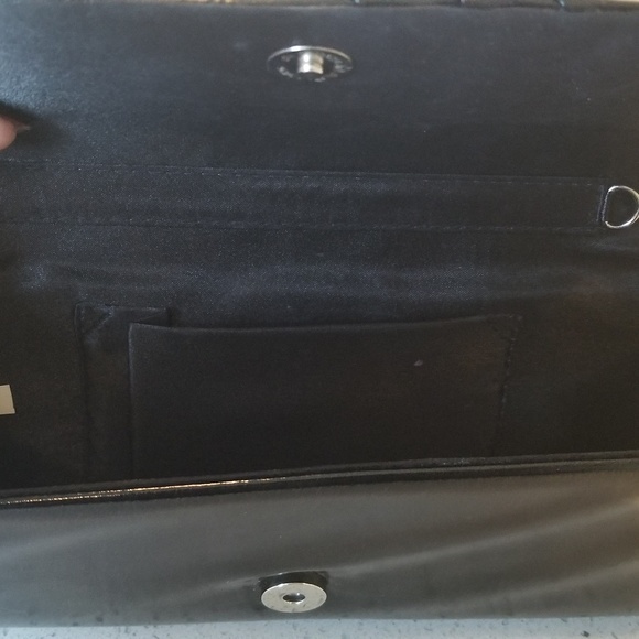 Sophisticated Black Cluch ๐ - Picture 7 of 7